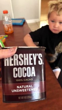 Une maman donne du cacao en poudre à son fils !