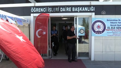 Üniversiteye kayıt için gelen öğrenciler Türk bayraklarıyla karşılandı - ADIYAMAN