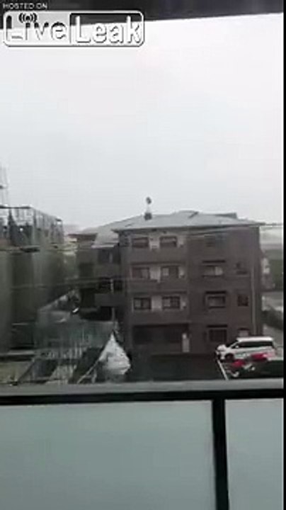 Le toît de l'immeuble s'envole dans l'immeuble d'en face !