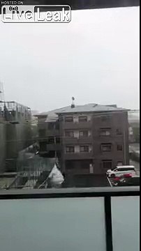 Le toît de l'immeuble s'envole dans l'immeuble d'en face !