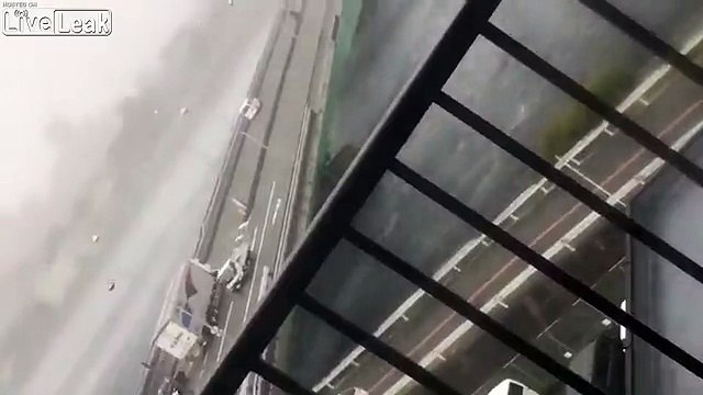 Ce camion se retourne poussé par le vent sur un pont ! Typhon au Japon