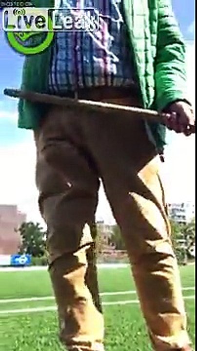 Ce jardinier vire des jeunes à coups de bâtons d'un terrain de hockey sur gazon