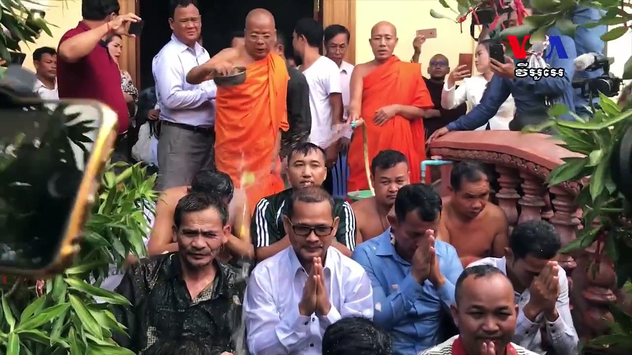 លោក​ ​មាជ សុវណ្ណារ៉ា​ ​អតីត​មន្រ្តី​ព័ត៌មាន​គណ​បក្ស​សង្គ្រោះជាតិ​ជា​មួយ​សកម្មជន​បក្ស​ប្រឆាំង​ ​១៣​នាក់​ផ្សេង​ទៀត​ ​នៅ​​សប្តាហ៍​នេះ​ក្រោយ​ពី​ទទួល​ការ​លើក​លែង​ទោស