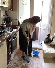 Temizlik yapan annenin kızına sövmeleri