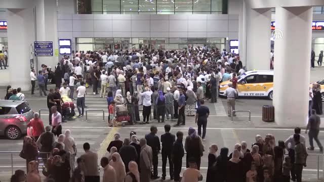 İlk Hac Kafilesi Güllerle Karşılandı