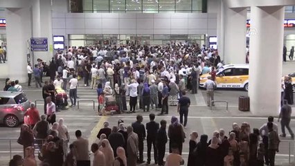 İlk Hac Kafilesi Güllerle Karşılandı