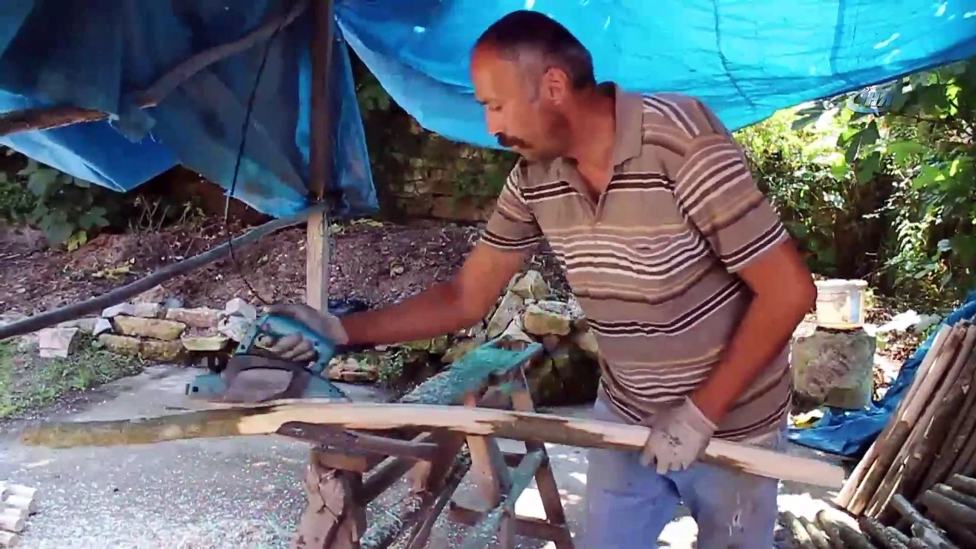 Küçük bir atölyede ürettikleri kazma, kürek ve keser saplarını Türkiye'ye  satıyorlar - Dailymotion Video
