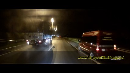 Vuot Phai o lan Khan Cap tren cao toc