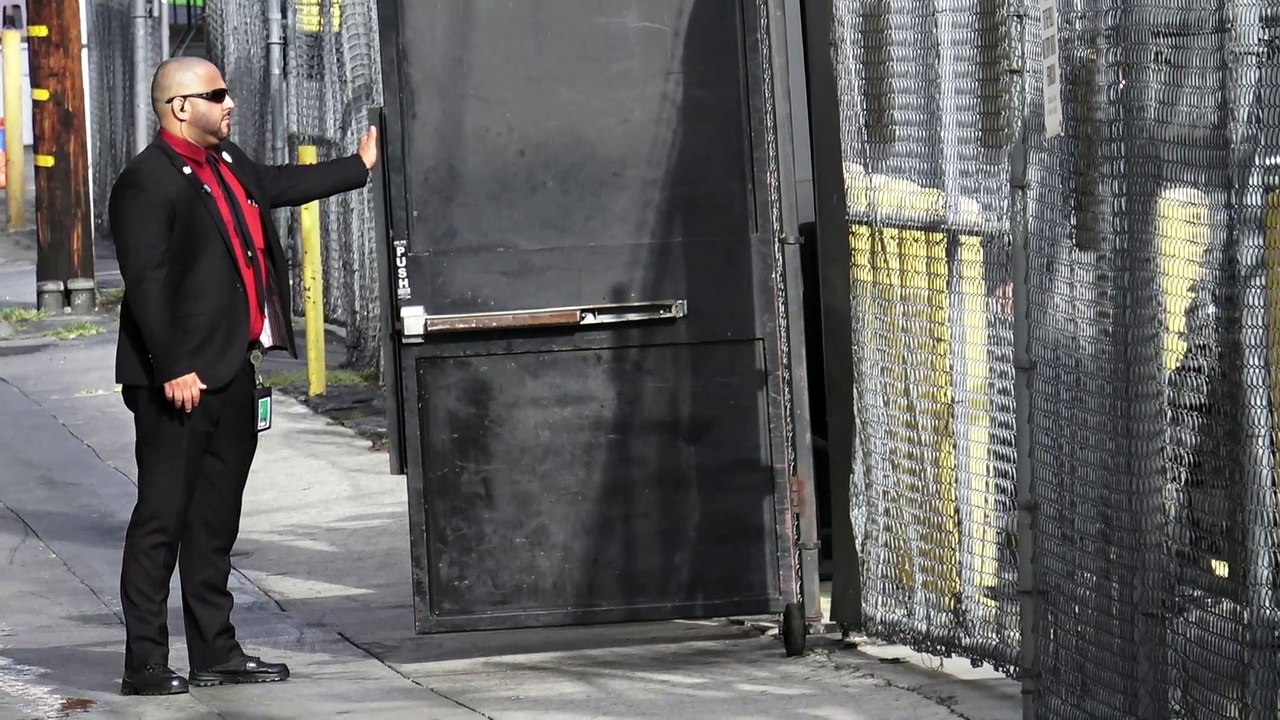 Jennifer Love Hewitt waves to fans outside Jimmy Kimmel Live at El Capitan Theater in Hollywood
