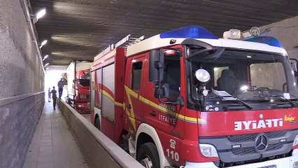 Çay yüklü tır köprüye sıkıştı - ANKARA