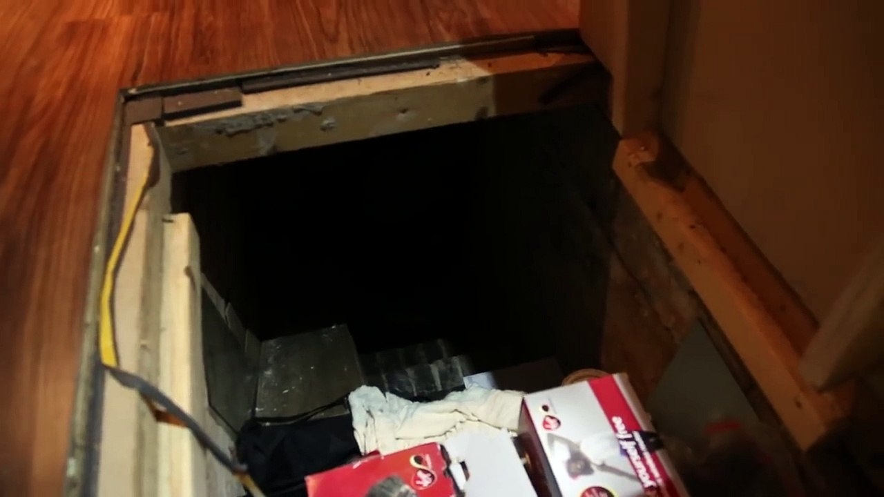 Un homme trouve une trappe dans l'appartement qu'il loue et hallucine sur sa découverte improbable