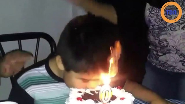 Manger le gâteau sans souffler les bougies... attention !