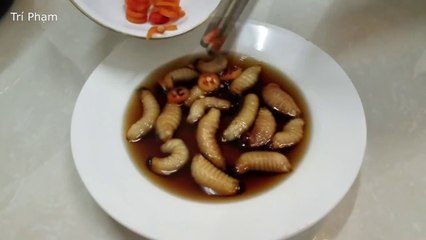 Ăn đuông dừa sống - Món ăn kinh dị nhất là đây