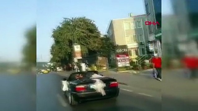 İstanbul'da bir gelin aracı, trafiğe aldırış etmeden cadde ortasında drift yaptı