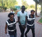 Kemer'de 4 Kişiyi Yaralayan ve Cinsel Tacizle Suçlanan Sudanlı Tutuklandı
