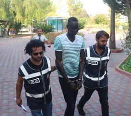 Kemer'de 4 Kişiyi Yaralayan ve Cinsel Tacizle Suçlanan Sudanlı Tutuklandı