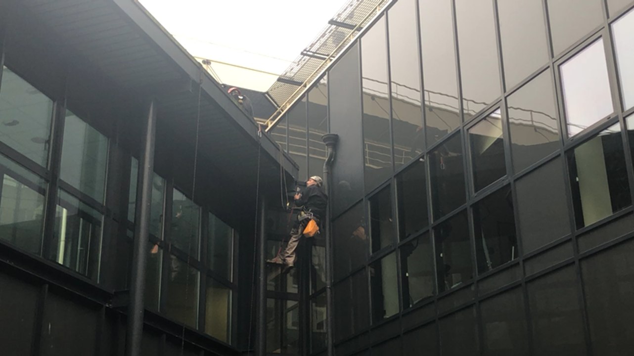 Nettoyage des vitres au centre Baclesse