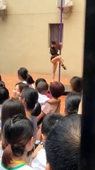 Elle fait du pole dance durant la rentrée des classes