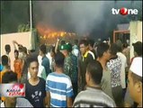 Ratusan Warga Bakar Belasan Warung Remang-Remang