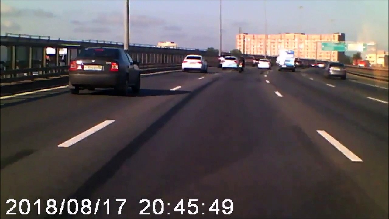 Une voiture coupe la route pour protéger un motard qui vient d'avoir un accident