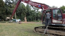 Christophe Lacroix, à bord d'un tractopelle, lance le chantier du parc de l'Horloge à Wanze