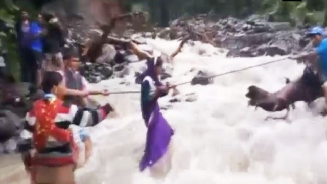 Uttrakhand के Chamoli में जान खतरे में डाल कर रस्सी के सहारे River पार करने को मजबूर ।वनइंडिया हिंदी