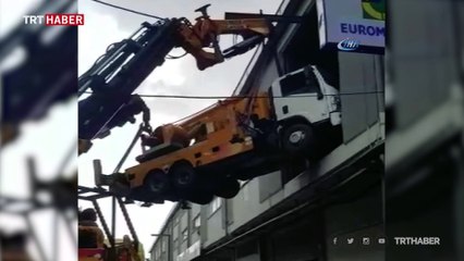 Sanayi sitesinde 8 tonluk vinç devrildi
