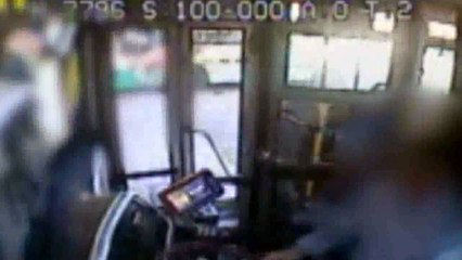 터미널 승차장 덮친 버스...중학생 1명 사망 / YTN