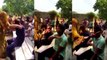 कानपुर: फौजी की पत्नी ने भरी पंचायत में चप्पलों से की शोहदों की जमकर धुनाई