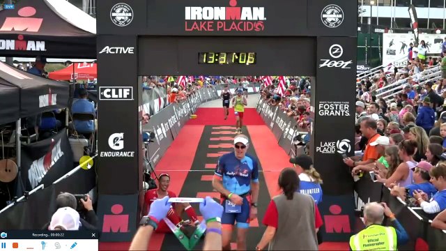 Célébration ratée sur la ligne d'arrivée de l'Ironman Lake Placid