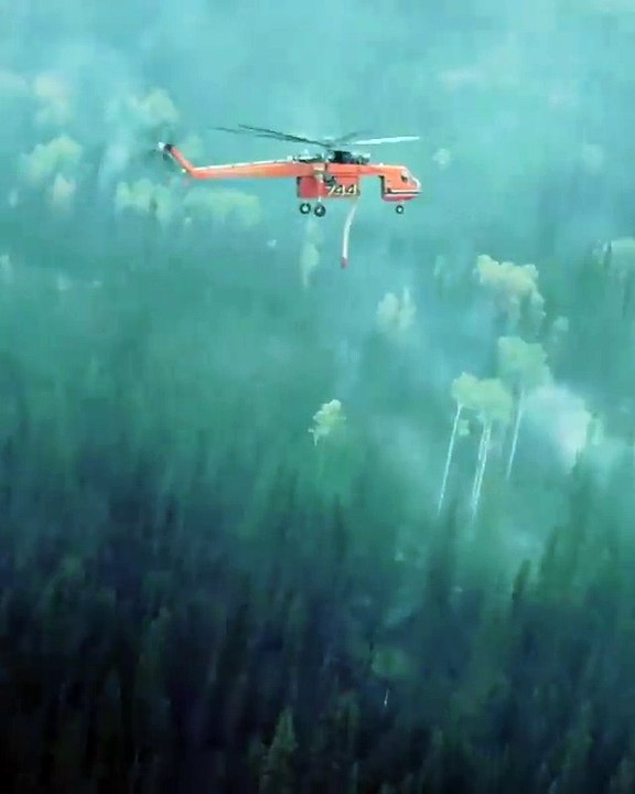 Un hélicoptère bombardier d'eau fait un largage de précision