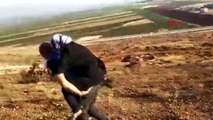 Polis memuru, yaralı Suriyeli kadını 2 kilometre sırtında taşıdı