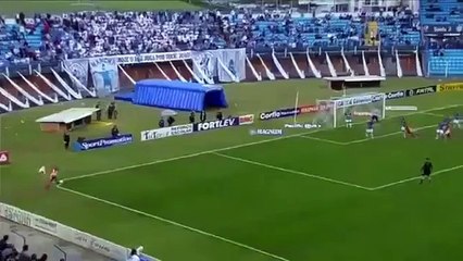 Brésil : Un gardien marque un but bizarre contre son camp !