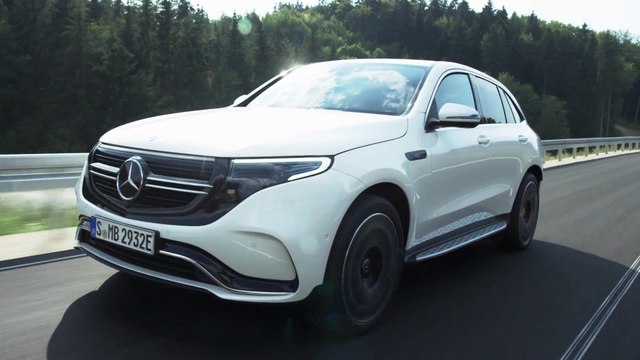 The new Mercedes-Benz EQC 400 4MATIC (AMG Line) Driving Video