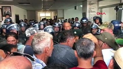 KKTC'de hayvan üreticileri, zamlar nedeniyle Tarım Bakanlığı'nı bastı