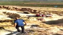Polis, yaralı Suriyeli kadını sırtında 2 kilometre taşıdı