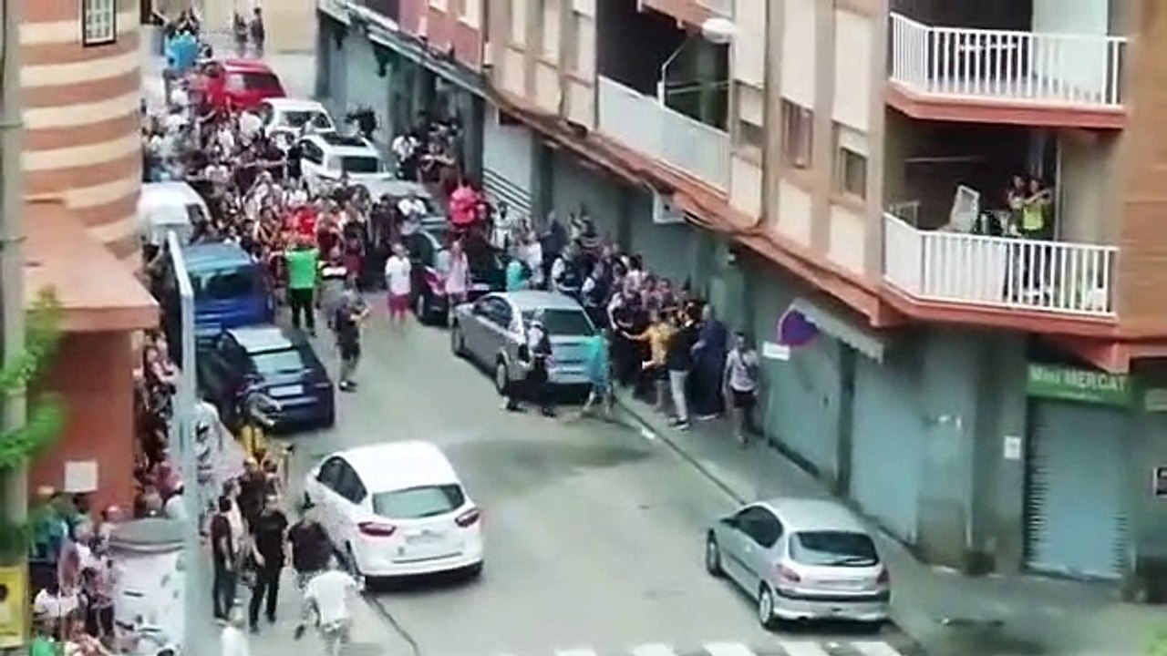 Des centaines de manifestants s'en prennent à des squatteurs  et les délogent d'un immeuble
