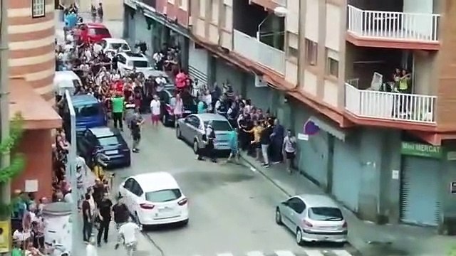 Des centaines de manifestants s'en prennent à des squatteurs et les délogent d'un immeuble