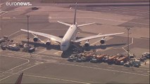 طيران الإمارات: نقل سبعة ركاب كانوا على متن الرحلة 230  إلى المستشفى وتسريح الباقي