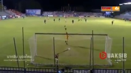 Brasileiro marca 'gol que Pelé não fez' na Tailândia; assista