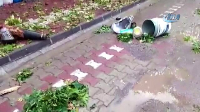 Kepsut'ta aşırı yağıştan cami minaresi devrildi