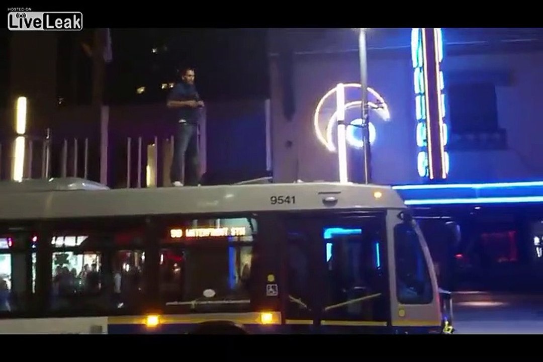 Un gars bourré fait des roulades sur le toit d'un bus