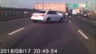 Le réflexe de cet automobiliste qui  coupe la route pour protéger un motard qui vient de chuter au milieu de l'autoroute