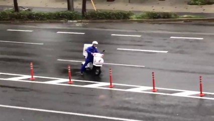 Un livreur de pizza japonais prend tous les risques pour livrer sa pizza en plein typhon