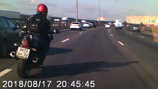 Un automobiliste coupe la route de cette voiture pour protéger un motard qui a chuté