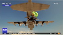 [투데이 영상] '비행기 워터슬라이드' 타고 낙하산 점프!