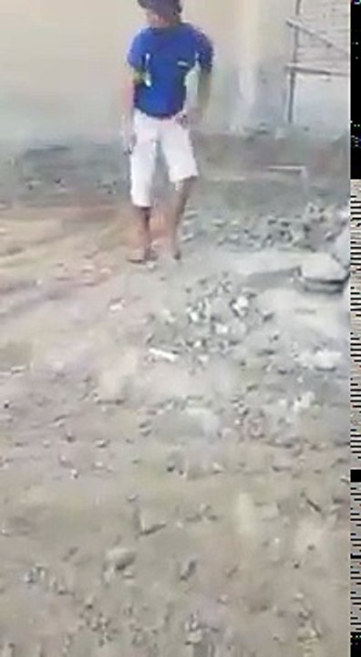 ВИДЕО: Ўзбекистонлик қурувчи экскаватор пақири билан зажигалкани ёндирдиИжтимоий тармоқларда тарқалган бу видеода ўзбек тилида гапираётган бир гуруҳ қурувчила