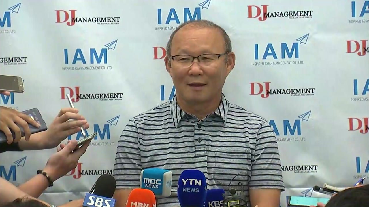 [현장영상] '금의환향' 박항서 감독 귀국..."'베트남 히딩크' 부담스럽다" / YTN
