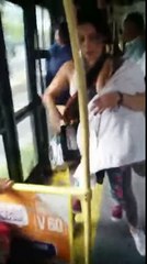 Madre Cantando Rap en Bus Con su Bebé Lactando
