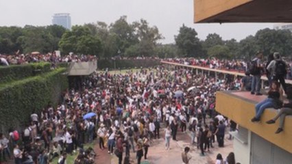 Download Video: Estudiantes mexicanos marchan contra la violencia hacia universitarios